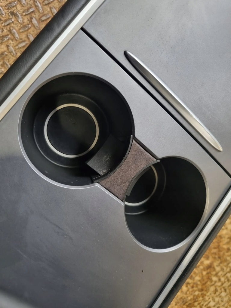 фото №7, Tesla model y 2023 панелі керування, перемикачі