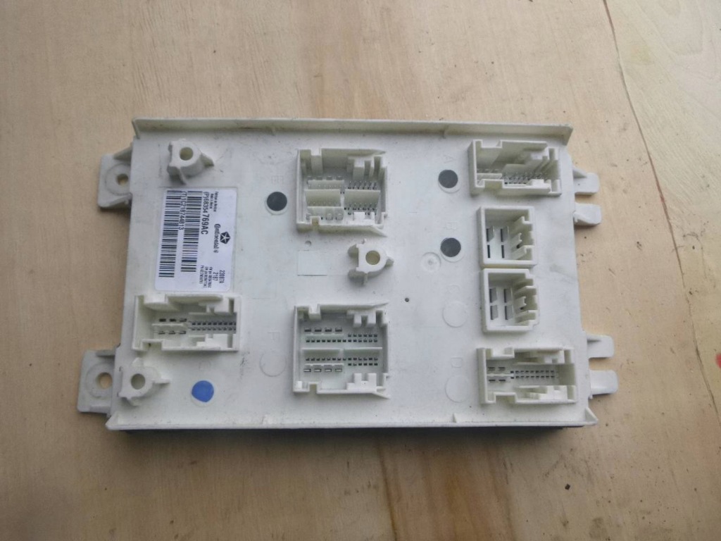 Jeep Grand Cherokee WK2 контролер модуля BCM