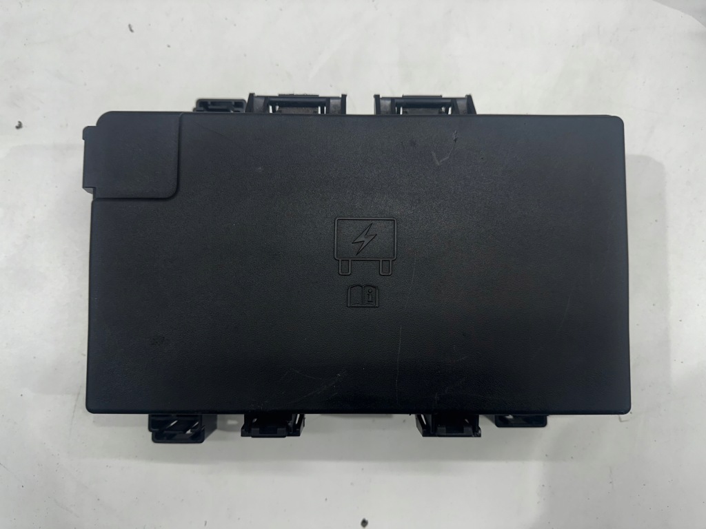 JEEP GRAND CHEROKEE WK2 SKRZYNKA BEZPIECZNIKÓW LIFT P68425200AB