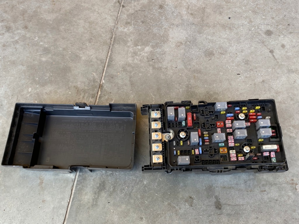 КОРОБКА ЗАПОБІЖНИКІВ JEEP CHEROKEE KL 2013-