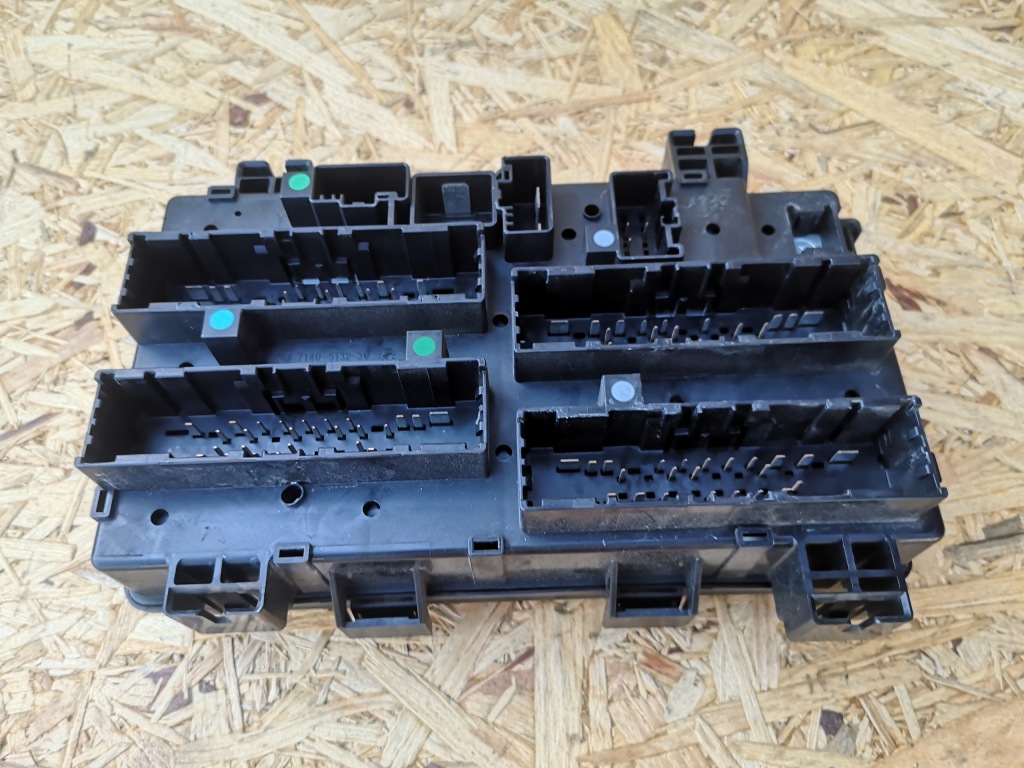 JEEP GRAND CHEROKEE WK2 SKRZYNKA BEZPIECZNIKÓW P68137439AD