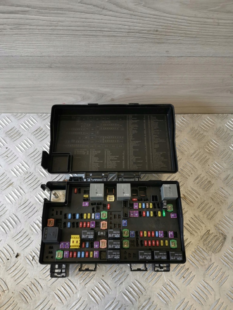 JEEP GRAND CHEROKEE WK2 КОРОБКА ЗАПОБІЖНИКІВ ОСНОВА КОРОБКИ