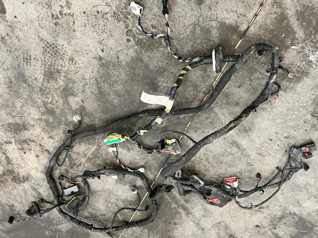 ДЖИП GRAND CHEROKEE WK2 ПРОМІНЬ УСТАНОВКА МОТОРНОГО ВІДСІКУ